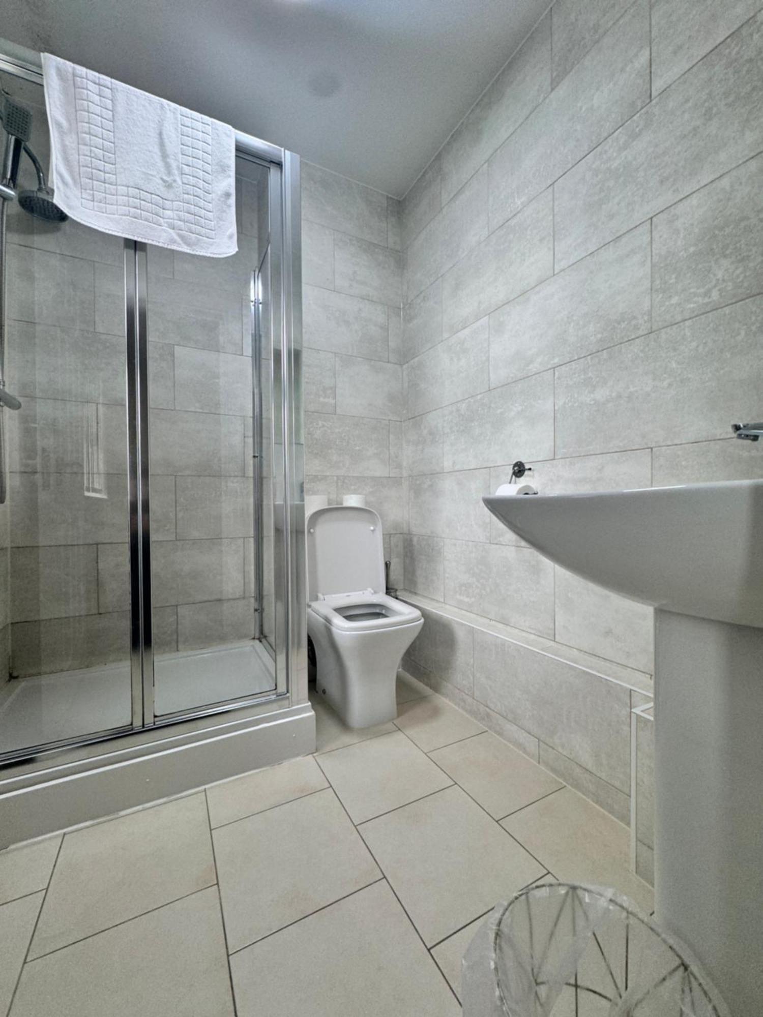 Comfort Heathrow 5 Mins To The Terminal * Stanwell